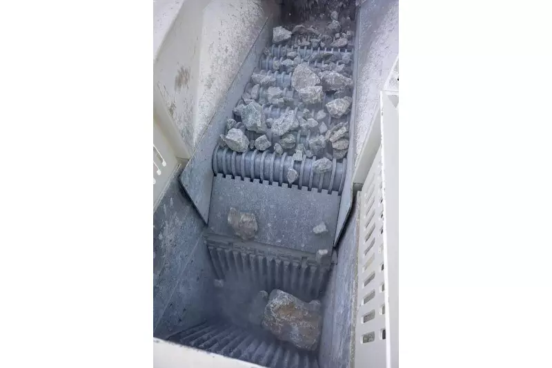  Material wird auf dem Rollenrost sortiert
