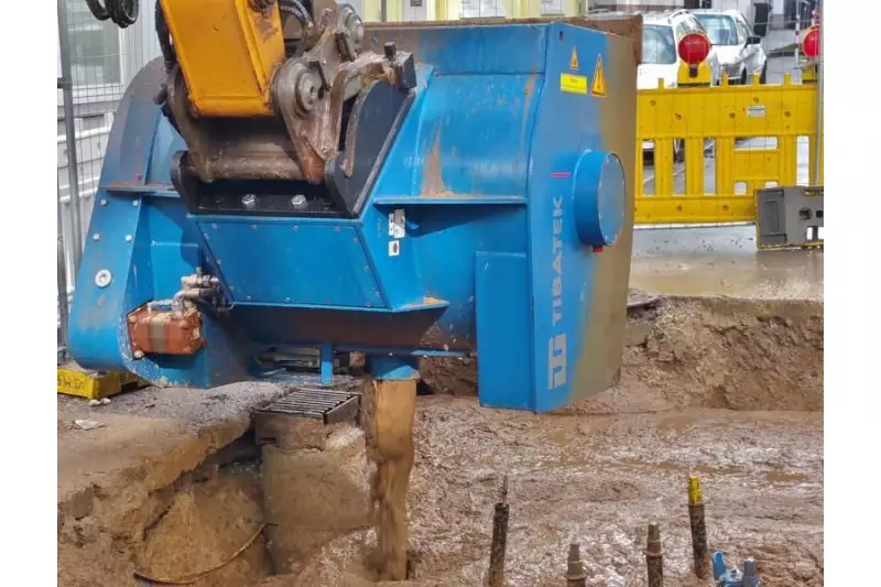 Die Flüssigbodenschaufel im Einsatz.