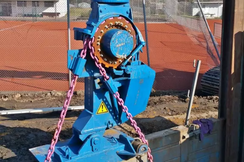 Der Verbauzieher erleichtert das Ziehen der Verbauplatten.