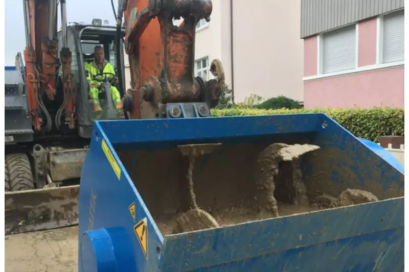 Mit der Flüssigbodenschaufel von Tibatek ist die wirtschaftliche Herstellung von Flüssigboden direkt auf der Baustelle möglich.