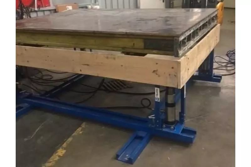 Effektives Bespannen ermöglicht der hydraulische Bespannungstisch für Schaltafeln.