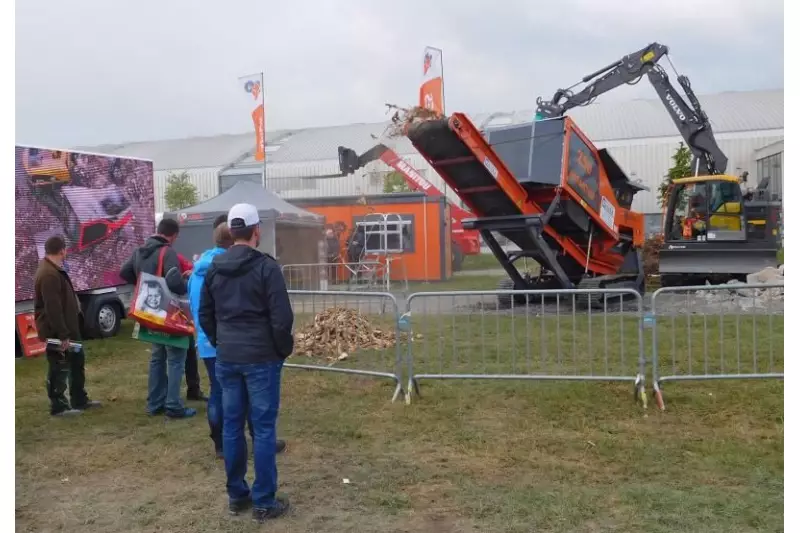 An dem Stand des Unternehmens Arjes konnten die Besucher den vielseitigen Steinbrecher Impaktor 250 im Einsatz erleben.