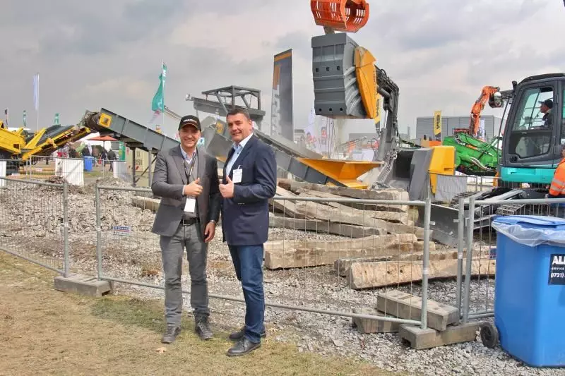 (V.l.) Dominik Hartl, CEO Hartl, und Klaus Stüber, Sales Manager Hartl, präsentierten auf der Doppelmesse eine mobile Lösung, die Bahnschwellen mühelos bricht.