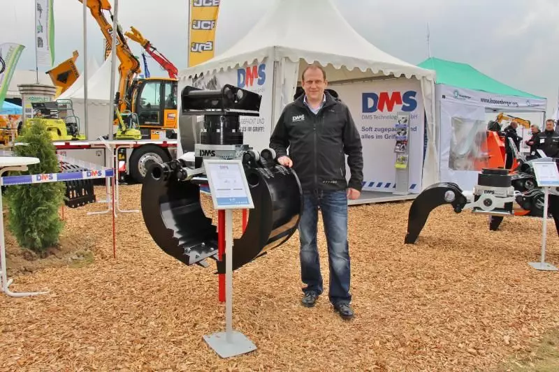 Die Präzision und Leistungsfähigkeit seiner Sortiergreifer stellte DMS-Geschäftsführer Adam Geiß durch Live-Vorführungen auf dem Stand unter Beweis.