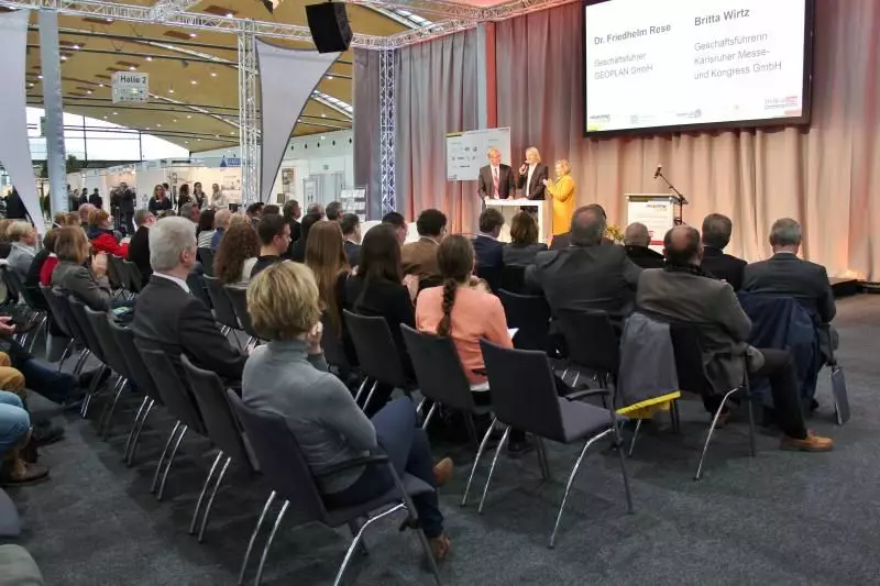 Dr. Friedhelm Rese, Geschäftsführer der Firma Geoplan (rechts), und Britta Wirtz, Geschäftsführerin der Karlsruher Messe- und Kongress-GmbH (links), im Gespräch mit dem Moderator Raoul Helmer.