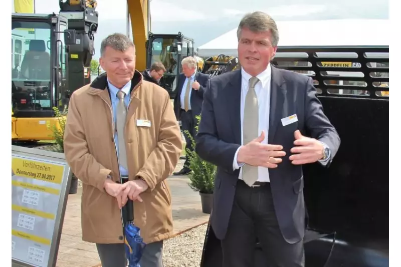 Am Zeppelin-Stand zeigten (v.l.) Klaus Finzel, Leiter Werbung und Kommunikation, und Jürgen Blattmann, Leiter Vertrieb, unter anderem das neue „ecoPowerPack“. Diese Neuheit im Bereich der Stromversorgung ist Stromaggregat und -speicher in einem