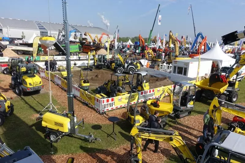 Über den Zelten der Messe: im Vordergrund der Messestand von Wacker Neuson.