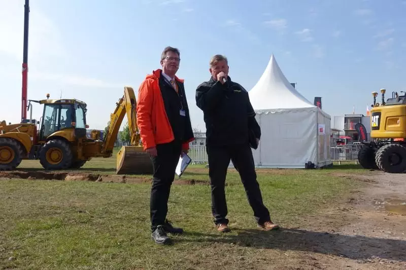 Martin Werthenbach von Hydrema (rechts) moderierte die Livevorführung seiner Maschinen. Links
im Bild Wolfgang Lübberding vom VDBUM.
