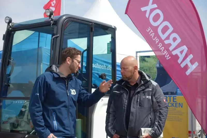 Marcel Schoch (links) zeigte sich erfreut über den guten Zulauf an seinem Messestand.