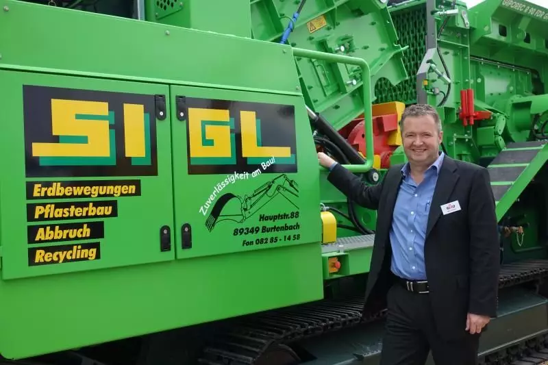 Marc Glarner von Gipo freute sich, dass die Ausstellungsmaschine direkt zu ihrem neuen Eigentümer der Firma Sigl nach Burtenbach geht.