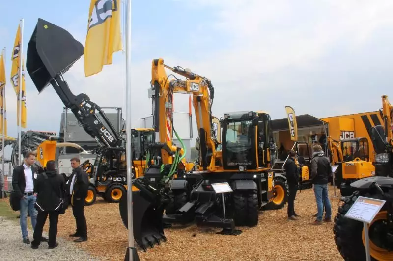 Die Firma JCB zeigte unter anderem den Hydradig 110 W im Einsatz. Nach Angabe des Herstellers ist dies der „erste echte Mobilbagger, der von Grund auf für diesen Einsatz entwickelt wurde“.