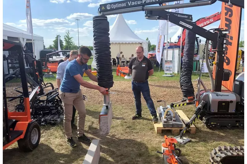 Optimas stellte auf der TiefbauLIVE unter anderem seine Pflasterverlegemaschine Pacer P 22, die Wildkrautbürste und den Handhobel Connect vor. Auch das Potenzial von Vakuumtechnik wurde demonstriert. Quelle: Treffpunkt.Bau