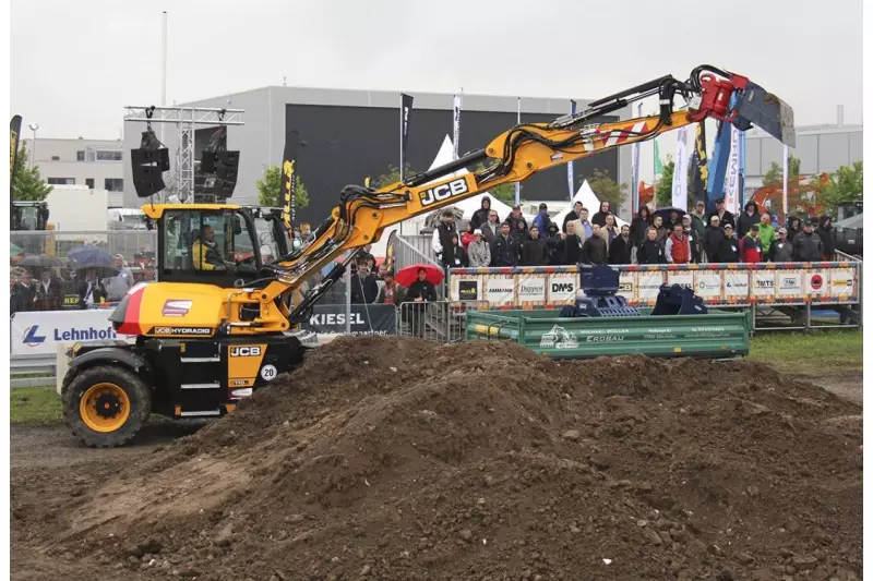 JCB und Lehnhoff zeigten in der neu eröffneten Anbaugeräte-Arena, wie gut sich ihre Produkte ergänzen. Das Publikumsinteresse war trotz des regnerischen Wetters groß. Quelle: Treffpunkt.Bau