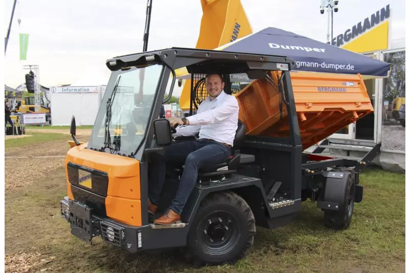 Sven Hagen, Senior Sales & Key Account Manager Bergmann, im Elektroallradtransporter 804e. Mit einer Nutzlast von bis zu 3,5 t pro Fuhre eignet er sich sowohl für die Baubranche als auch für Kommunen. Quelle: Treffpunkt.Bau