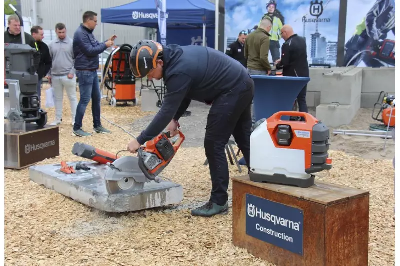 Husqvarna demonstrierte direkt am Stand, wie effizient die Walzen, Diamantwerkzeuge, Abbruchzangen, Hämmer, Greifer, Rüttelplatten und Stampfer funktionieren. Quelle: Treffpunkt.Bau