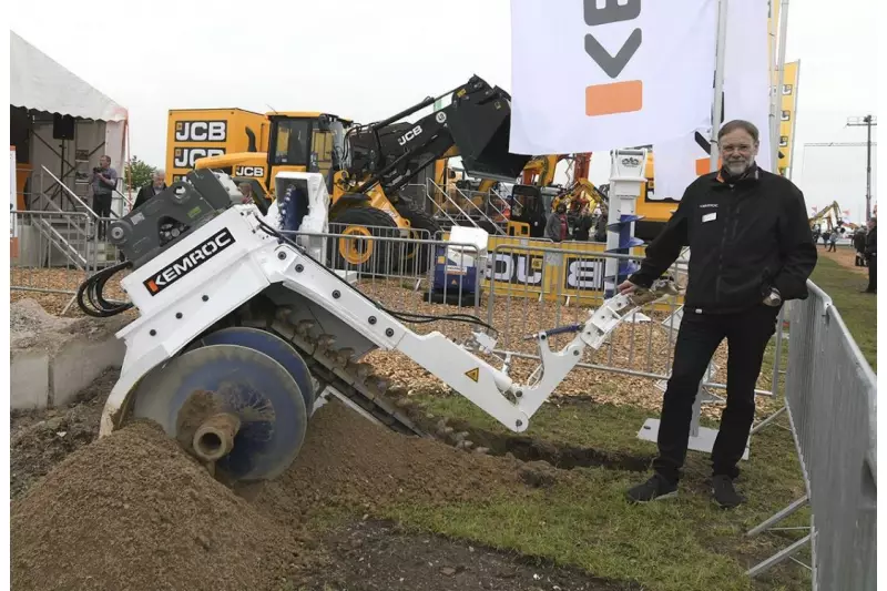 Klaus Ertmer, Geschäftsführer Kemroc: Neu ist unsere Grabenfräse 65 kW zum Anbau an Bagger mit 17 bis 25 Tonnen, die Gräben von 15 bis 35 Zentimeter bis zu 1,80 Meter tief fräsen kann. Ebenfalls neu ist die EK 60G Kettenfräse. Das ‚G‘ weist darauf hin, dass die Maschine nun mit einem Getriebe arbeitet, um die EK-Baureihe dann auch zu schließen. Ziel ist es, in dieser Serie durchgehend EKT-Fräsen zu bauen, also Querschneidkopffräsen ohne Mittelkette. Das Baukastensystem bietet dann den Vorteil, dass sich die Maschinen von einer Querschneidkopffräse auf eine Kettenfräse und wieder zurück umrüsten lassen. Neu ist auch die Diamantsäge KDS 50HD mit einem besonders starken Hydraulikmotor, der ein neu entwickeltes Diamantsägeblatt antreibt. Damit können nun auch Stahlstrukturen durchgesägt werden ebenso wie Beton und GFK. Insgesamt entwickelt sich Kemroc sehr positiv, besonders die vergangenen zwei Jahre waren äußerst erfolgreich. Die Zukunftsaussichten sind in der aktuellen Situation schwer abzuschätzen. Vor allem weitere unkalkulierbare Preissteigerungen sehe ich als Risiko. Die Produktion hingegen ist zunächst gesichert bei Kemroc. Sowohl wir selbst als auch unsere Zulieferer haben sich eingedeckt mit Material und wir können mit moderaten Fristen liefern. Derzeit bereiten wir uns schon auf die bauma vor – dafür haben wir uns einige Highlights aufgespart, die wir hier noch nicht zeigen.