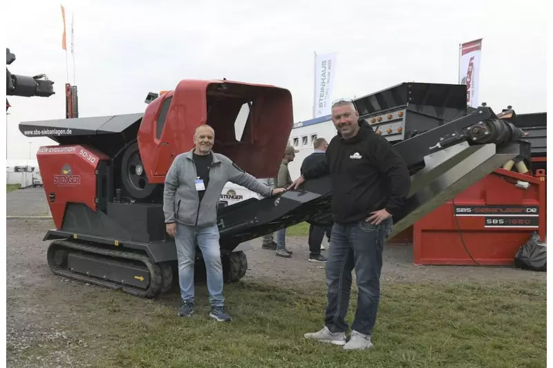 Jochen Stenger (l.), Geschäftsleiter Stenger Brech- und Siebanlagen, und Daniel Stawarski, Verkaufsleiter, vor dem Seba Lite Track 50-30 New Evolution – der Verkaufsschlager auf der Messe. Quelle: Treffpunkt.Bau