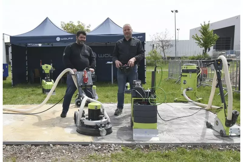 Seit über 60 Jahren produziert Wolff Equipment für das bodenlegende Handwerk. Für Aktion und Information sorgten Paolo Casu (l.), Technischer Vertrieb, und Karl-Heinz Würth, Anwendungstechnik Süd. Quelle: Treffpunkt.Bau