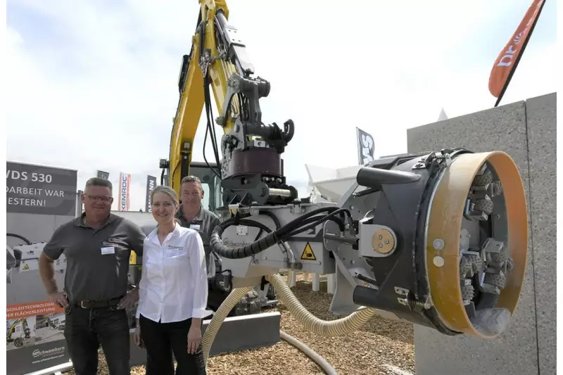 Petra Bleich, Marketing, Siegmund Griesheimer (l.), Teamleiter Vertrieb Endkunden, und Ewald Wohlfart, Anwendungstechnik Schwamborn Gerätebau: Wir zeigen die weltweit einzigartige Wand-, Decken- und Bodenschleifmaschine WDS 530, die als Neuheit nun auch an Bagger angebaut werden kann. Damit ist die Maschine noch vielseitiger einsetzbar als beim Betrieb mit einem Abbruchroboter als Trägergerät. Neu ist ebenfalls, dass der WDS-Kopf neben Wand und Decke nun auch den Boden bearbeiten kann und zudem mit einem äußerst praktischen Schnellwechsler für die unterschiedlichen Werkzeuge erhältlich ist. Für die volle Flexibilität, die alle Winkellagen und auch ein problemloses Schleifen von Bodenflächen einschließt, benötigt man einen Schnellwechsler mit Schwenkmotor als Zwischenadapter, entweder einen Powertilt oder einen Tiltrotator der Firma Lehnhoff. So können erstmalig auch schräge Decken perfekt abgeschliffen werden. Eine neue Produktlinie in unserem Portfolio sind die FBS-Fußbodenstripper, die in sechs unterschiedlichen Größen und Leistungen angeboten werden. Ein vielbeachtetes Highlight hier am Stand ist auch die DSM 400 Hochleistungs-Bodenschleifmaschine, die überragende Flächenleistung mit höchster Ergonomie verbindet. Aus der Serie der Beton- und Estrichfräsen für Fußböden zeigen wir das Flaggschiff BEF 320. Die Maschine ist sowohl mit Elektro- als auch mit Benzinantrieb verfügbar und erzielt herausragende Fräsleistungen auch unter harten Bedingungen. Ebenfalls viel gefragt und sehr vorteilhaft für die Anwender ist das hochwertige Zubehör- und Werkzeugprogramm für jede Anwendung. Auf der TiefbauLIVE erreichen wir ein sehr breites Zielpublikum, das äußerst interessiert ist an unseren Produkten. Wir sind sehr zufrieden und freuen uns, dass wir hier sind.