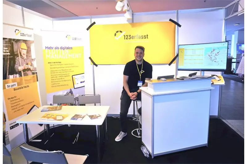 Digitale und mobile Lösungen für die Baustelle wie Zeiterfassung, automatisiertes Bautagebuch und Disposition bieten die Apps von 123erfasst.de. Am Stand: Maximilian Moser, Sales Manager. Quelle: Treffpunkt.Bau