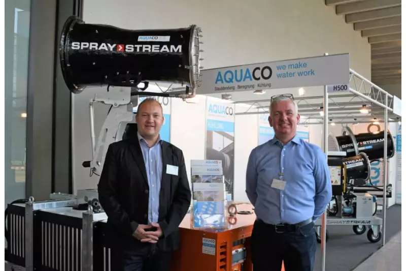 Stephan Hattebuer (l.), Geschäftsleitung Aquaco, und Willie Koenders, Technische Beratung Aquaco, informierten uns über die vielfältigen Einsatzmöglichkeiten der Spraysteam Staubbindemaschinen.