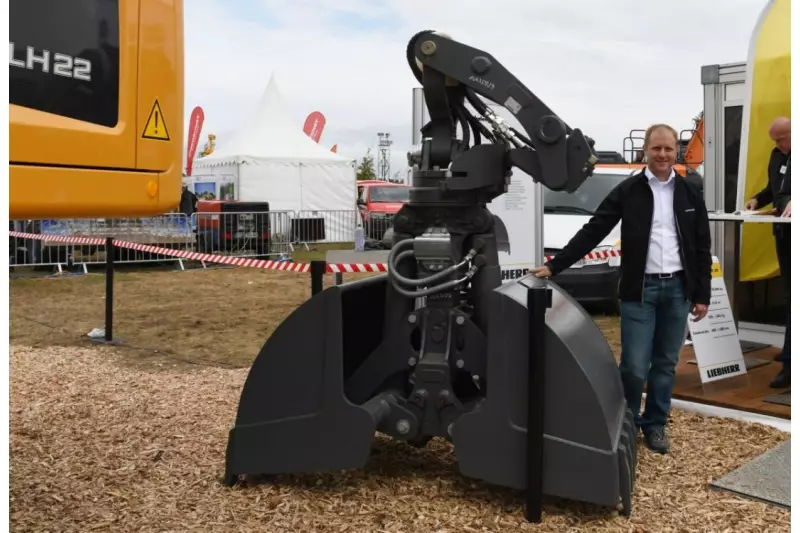 Sonst eher im Schatten der Baumaschinen standen in Karlsruhe auch die Anbaugeräte im Fokus der Präsentation am Liebherr Messestand. Matthias Stasius, Verkaufsförderung Liebherr-Hydraulikbagger GmbH, zeigte uns den neuen Zweischalengreifer.