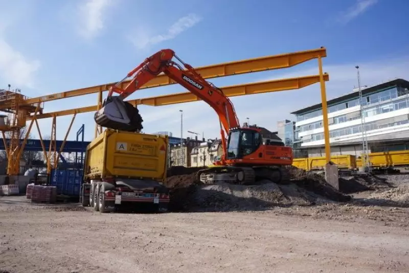 Bickhardt Bagger beim Verladen bei gleichzeitiger Verwiegung.