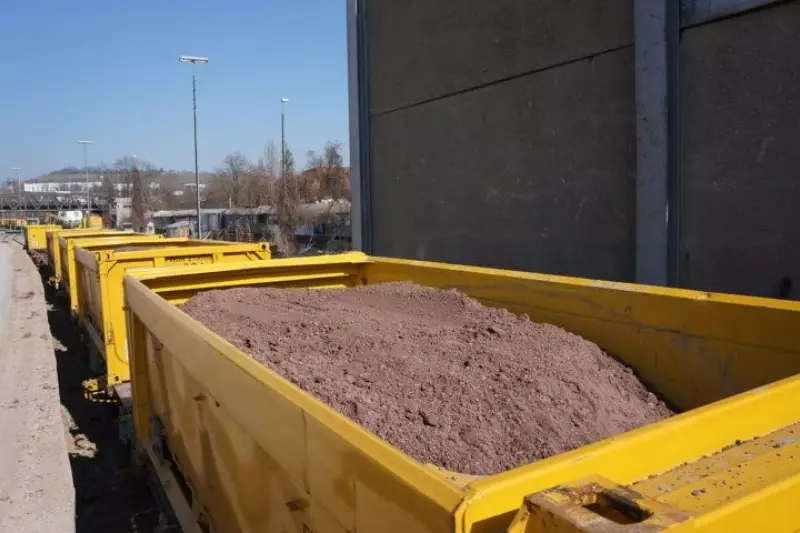 Mit Erdmaterial beladener Zug mit jeweils 2 Containern pro Waggon steht zum Abtransport bereit.