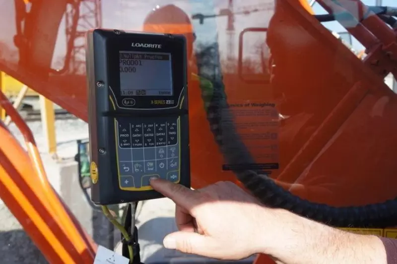 Trimble Loadrite X2350 Anzeige im Fahrerhaus installiert.