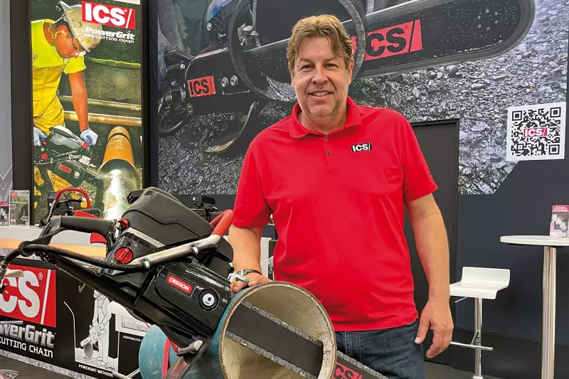 Beton, Stein, Mauerwerk, Ziegel, Holz, Sphäroguss, Gusseisen, PVC und HDPE – je härter, desto eindrucksvoller fressen sich die ICS Power Schneider durchs Material. Ron Gotthardt, Sales Manager Germany bei ICS Diamond Tools, mit dem leistungsstärksten Benzin Power Schneider 695XL. Quelle: Treffpunkt.Bau