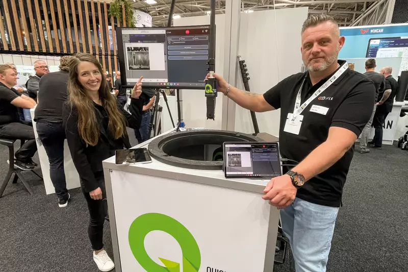 Licht und Sicht in dunkle Kanäle bringen die Inspektionssysteme von Ipek International. Die per Touchscreen gesteuerte Quickview Kamera liefert einen schnellen ersten Blick in den Schacht. Demonstriert von Juliana Lang, Marketingmanagerin Ipek, und Vertriebspartner Björn Ehle. Quelle: Treffpunkt.Bau