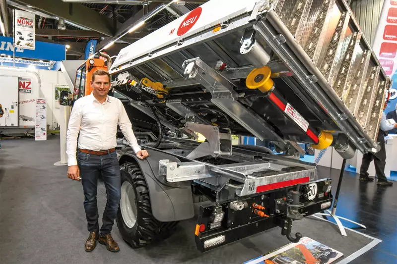 Neu und patentiert ist der Abrollkipper AKL Unitrac von Münz Fahrzeugbau, den uns Geschäftsführer Steffen Bayha zeigte. Der Aufbau kippt wählbar in drei Richtungen. Die Nutzlast beträgt 4.510 kg bei 9.500 kg Gesamtgewicht. Quelle: Treffpunkt.Bau