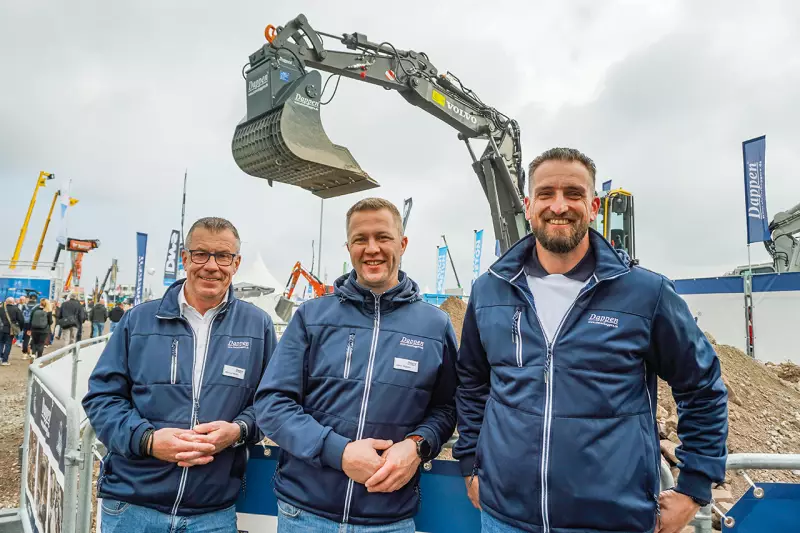 „DaSie“ im Demo-Dauereinsatz. Der Dappen Sieblöffel wird hydraulisch angetrieben und verspricht eine enorme Leistungssteigerung gegenüber starren Sieblöffeln. Er eignet sich zum Graben, Sieben und Laden – ohne Wechsel des Anbaugeräts. Die Vorteile der Materialtrennung vor Ort erläuterte das Team um Geschäftsführer Oliver Dappen (Mitte). Quelle: Treffpunkt.Bau