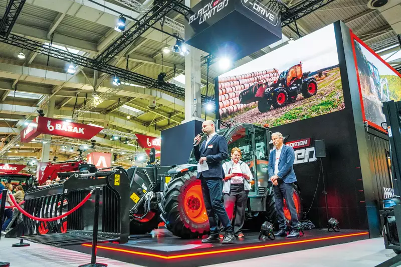 Arbeitsmaschine oder Sammlerstück? Vor dieser Entscheidung stehen die zukünftigen Besitzer der auf 50 Stück begrenzten Black Limited Edition der V-Drive Teleskoplader von Bobcat. Die Modelle mit stufenlosem Getriebe wurden erstmals im April vorgestellt. Die Sonderedition ist auf die Teleskoplader TL38.70HF und TL43.80HF V-Drive beschränkt. Quelle: Treffpunkt.Bau
