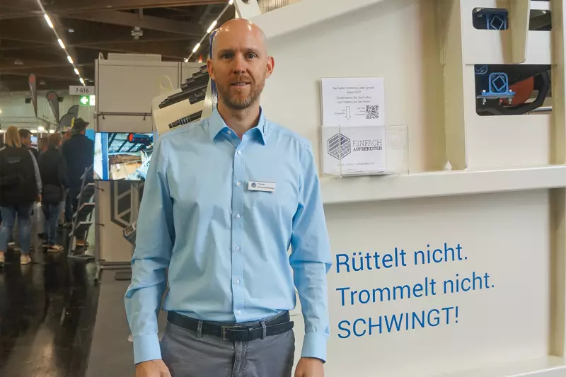 Mächtig Schwung auch für feuchten Boden. Beschleunigungswerte von mehr als 5 g erreicht die Siebanlage SBR3 von EAG Einfach Aufbereiten. Wir sprachen mit Florian Schmellenkamp, Leiter Geschäftsentwicklung. Quelle: Treffpunkt.Bau