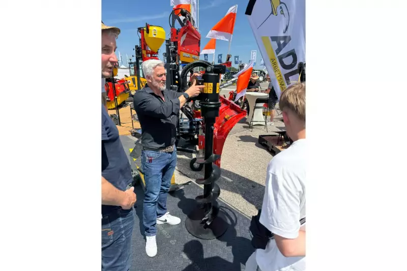 Exakt lotrechtes Bohren mit dem Digga im Vertrieb von Bautec Machinery. Das Alignment-System Halo mit elektronischer Wasserwaage und LED-Ring am Antriebsgehäuse sorgt dafür, dass die genaue Ausrichtung des Bohrers für den Maschinenführer stets sichtbar ist. Geschäftsführer Peter Reinke demonstrierte die Technik. Quelle: Treffpunkt.Bau