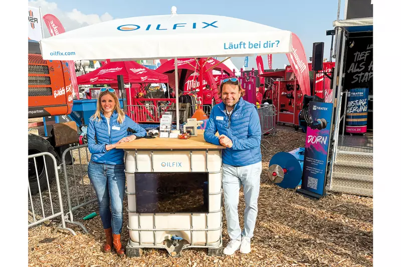 Leck weg per Knopfdruck. Bislang konnte eine kleckernde Hydraulik nur gestoppt werden, wenn der Ausleger abgesenkt und der Bagger ausgeschaltet wurde. Oilfix-Ventilblöcke ersetzen die mechanische Absperrvorrichtung durch eine ferngesteuerte. Nadine Lottermoser und Christoph Sauer erklärten das System. Quelle: Treffpunkt.Bau