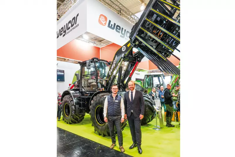 Friedrich Weyhausen (l.) und Marc Bockelmann, Geschäftsführer Atlas Weyhausen, vor dem AR680 Black Edition. Das 15-t-Topmodell beeindruckt durch markantes Design, hochwertige Ausstattung und seine Performance: 6-Zylinder mit 160 kW (218 PS), 3 bis 5 m³ Schaufelvolumen, stufenloser Fahrantrieb mit zuschaltbaren Differentialsperren vorne und hinten. Quelle: Treffpunkt.Bau
