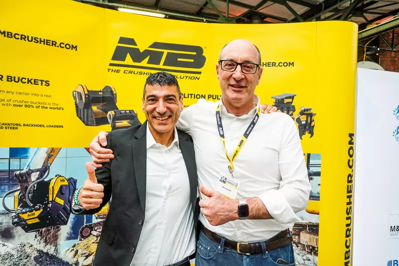 MB Crusher präsentierte Lösungen für die Aufbereitung von Abbruchmaterial direkt vor Ort, um Deponiekosten zu sparen und Primärrohstoffe zu schonen. Ein viel diskutiertes Thema am Stand war die Reduzierung des CO2-Fußabdrucks durch eingesparte Lkw-Transporte, wie uns Luca Dell`Anna (l.) und Marco Benetti berichteten. Quelle: Treffpunkt.Bau