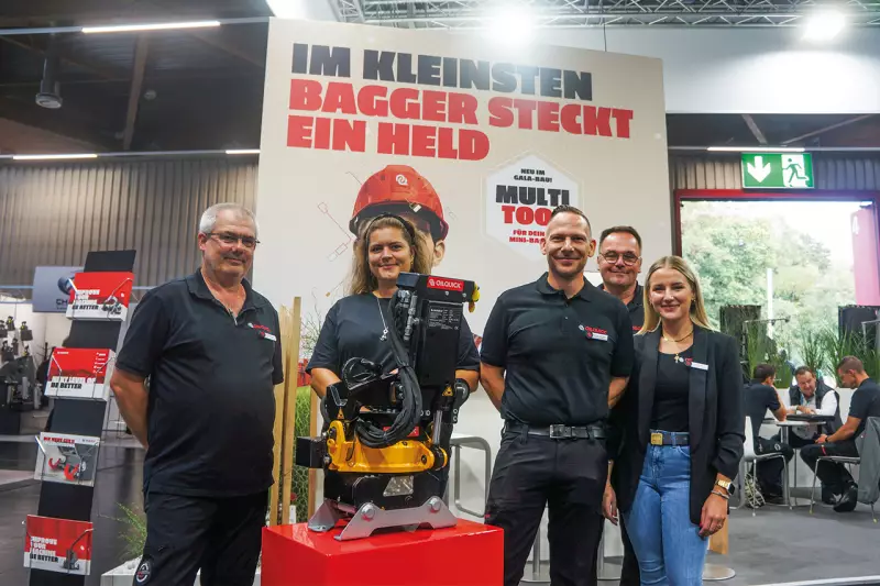 Effizienzbooster für die Kleinsten. Oilquick liefert Tiltrotatoren für Minibagger ab 1,5 t. Am Stand begrüßten uns (v. l.) Christian Rampp, Medina Becirovic, Mike Janus, Andreas Flemisch und Lea Patriok. Quelle: Treffpunkt.Bau
