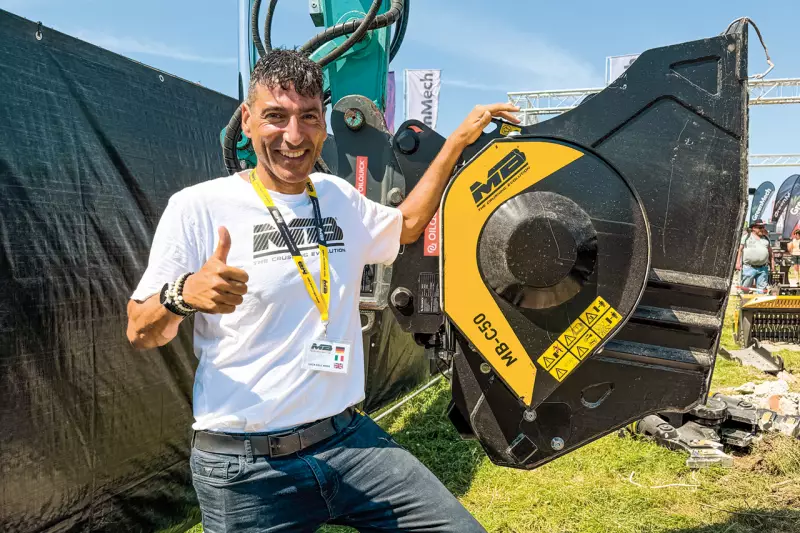 Mit Backenbrecherlöffeln, Sieblöffeln, Schaufelseparatoren, Querschneidkopf-Fräsen, Sortiergreifern und seit Neuestem auch Abbruchzangen bietet der italienische Hersteller MB Crusher ein breites Sortiment an Anbaugeräten. Zu Gast am Stand von HT-Baumaschinen war MB-Gebietsleiter Luca Dell‘Anna ein vielgefragter Ansprechpartner. Quelle: Treffpunkt.Bau