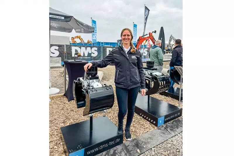 Den Dialog mit Anwendern sieht DMS Technologie als wichtigste Komponente für die Entwicklung neuer Lösungen. Auf großes Interesse stießen der Rotatorlöffel sowie die Greifer mit dem DMS-typischen, robusten und wartungsarmen Plungerzylinder, wie uns Evelyn Arraiza, Produktmanagement, berichtete. Quelle: Treffpunkt.Bau