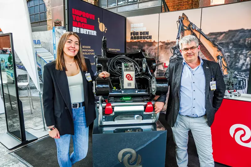 Effizienz und Arbeitssicherheit waren die Kernthemen bei Oilquick. Das Unternehmen präsentierte die aktuelle Generation der Schnellwechsler, die mit Sichtanzeige und mechanischer Verriegelungskontrolle Fehlkoppelungen verhindert. Auf besonderes Interesse stießen die speziellen Lösungen für Longfront-Bagger. Quelle: Treffpunkt.Bau