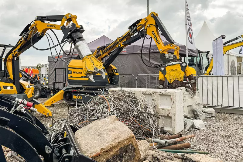 Emsig, effizient und angesichts ihrer kompakten Größe ungemein kraftvoll knabberten und bissen sich die Brokk Abbruchroboter durch harten Beton und zähen Bewehrungsstahl. Laut Hersteller erreichen die unbemannten Maschinen die Abbruchleistung eines vier- bis fünffach so großen Baggers. Quelle: Treffpunkt.Bau