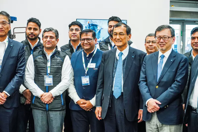 Konzernlenker aus aller Welt reisten zur Agritechnica. Yuichi Kitao (2. v. r.), Präsident von Kubota, zu Besuch am Messestand von Escorts Kubota Limited, einem indischen Maschinenbauunternehmen, das aus einer Partnerschaft zwischen der indischen Escorts Group und der japanischen Kubota Corporation hervorgegangen ist. Quelle: Treffpunkt.Bau
