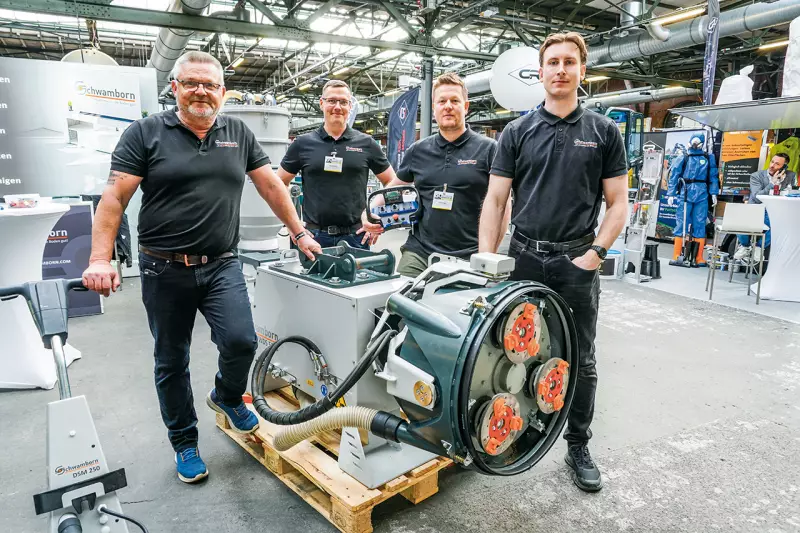 Ein rundum positives Resümee der Fachtagung zog das Standteam von Schwamborn. Für viel Aufmerksamkeit sorgte die Präsentation des Wand- und Deckenschleifers WDS 530. Das hydraulische Anbaugerät für das Entschichten, Schleifen und Polieren von Beton und Naturstein ersetzt mühsame Handarbeit durch effiziente Maschinentechnik. Quelle: Treffpunkt.Bau