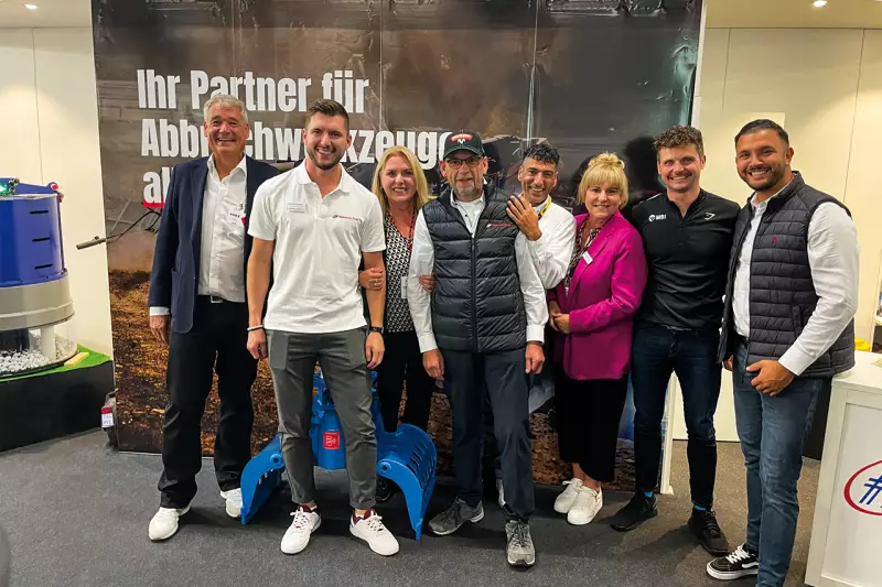 Netzwerkknoten in Halle 7: Am Stand der Firma Hydraulik-Paule trafen wir auf (v. l.) Uwe Basler, Simex, Manuel , Margit und Johann Paulus, Hydraulik-Paule, Luca Dell’Anna, MB Crusher, Claudia Ligensa, Hydraulik-Paule, Thomas Fischer, MBI Deutschland, und Serif Karaoluk, MB Crusher. Quelle: Treffpunkt.Bau