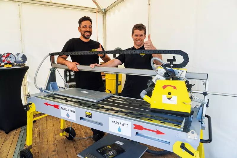 (V. l.) Alexander Schwalb, Gebietsverkaufsleiter, und Ralf Kreuder, Produktmanager Maschinen von Samedia, zeigten u. a. eine neue Steintrennmaschine für Nass- und Trockenschnitt mit bis zu 5 cm Schnitttiefe. Quelle: Treffpunkt.Bau