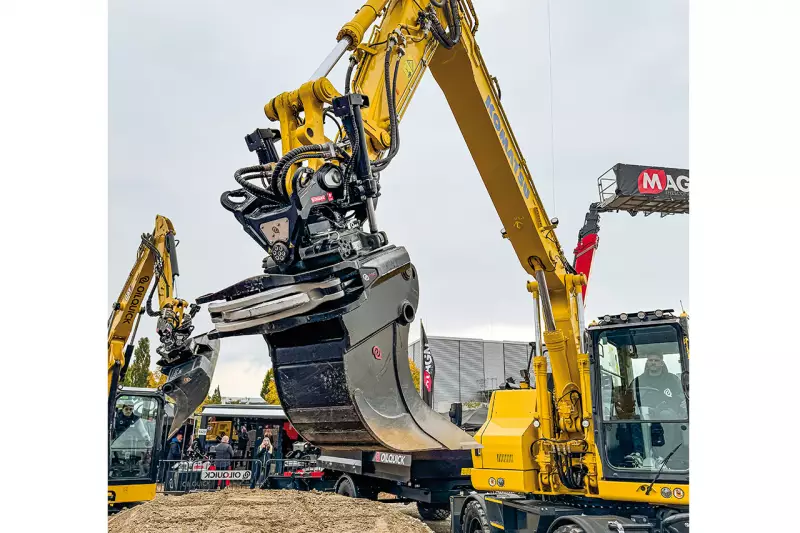 Sortieren, Greifen und Positionieren mit höchster Präzision. Neben seinen vollhydraulischen Schnellwechselsystemen und Tiltrotatoren mit „Zero Degree“-Technologie präsentierte Oilquick auch die neue Sync-Zange. Das Greifermodul ermöglicht eine schnelle und perfekt synchrone Steuerung beider Greifarme für maximale Kontrolle. Quelle: Treffpunkt.Bau