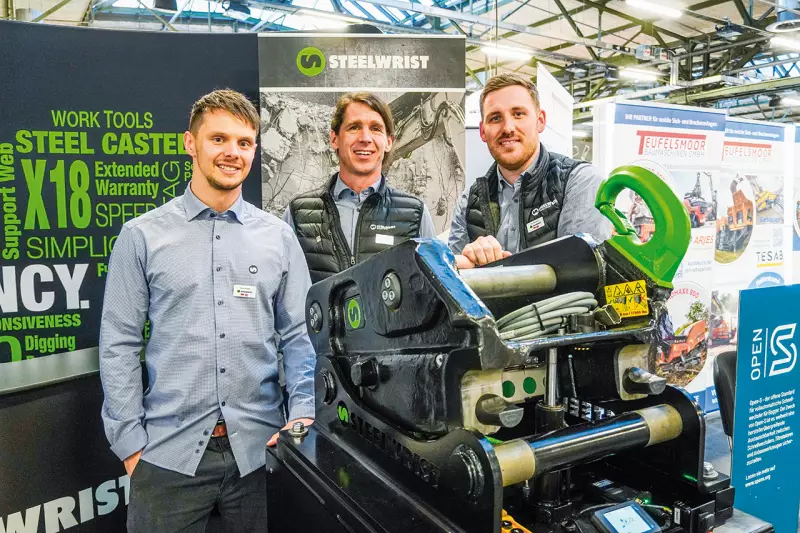 Mit Geschäftsführer Joachim Schier in der Mitte präsentierte die Mannschaft von Steelwrist Deutschland Lösungen zur Steigerung der Produktivität und warb für den herstellerübergreifenden Open-S Standard. Highlights waren die neueste Generation Tiltrotatoren, die XTR-Serie, sowie die vollautomatischen SQ-Schnellwechsler. Quelle: Treffpunkt.Bau